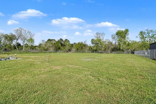 9406 Avenue E, Liverpool, TX 77577