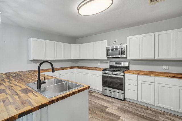 9406 Avenue E, Liverpool, TX 77577