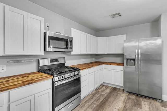 9406 Avenue E, Liverpool, TX 77577