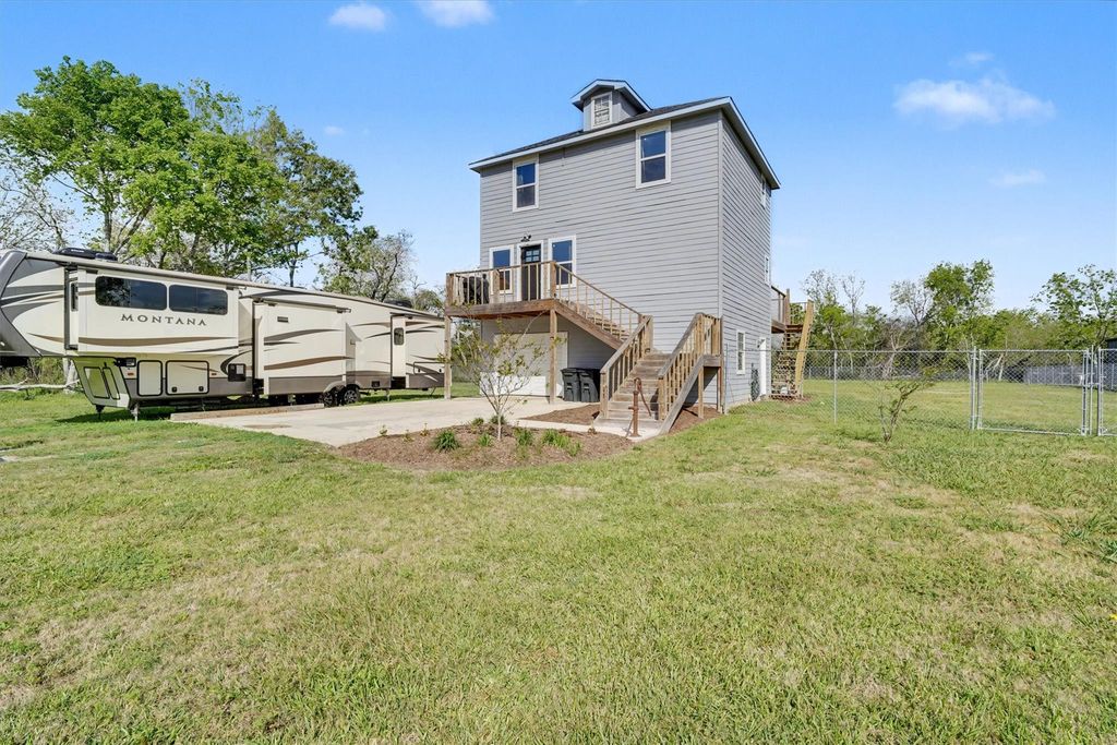 9406 Avenue E, Liverpool, TX 77577