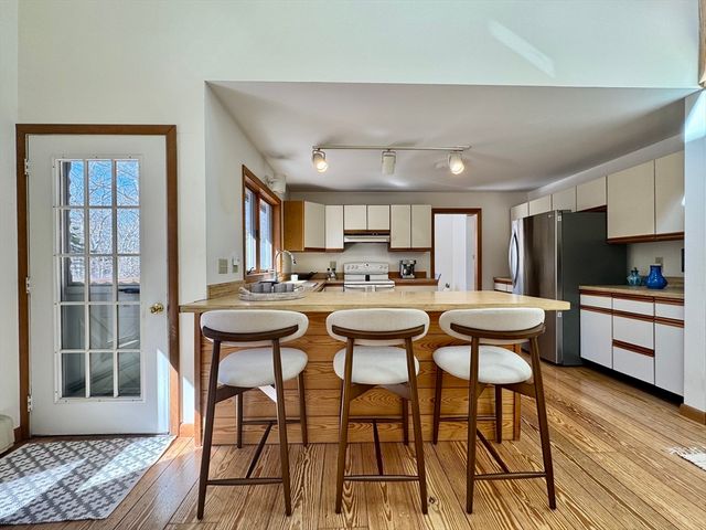 103 Meadow View Road, Oak Bluffs, MA 02557