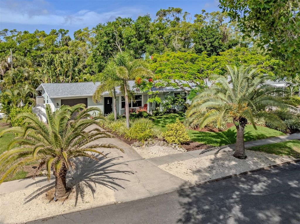 Image 4 of property listing at 632 PARK DRIVE, Bradenton, FL 34209