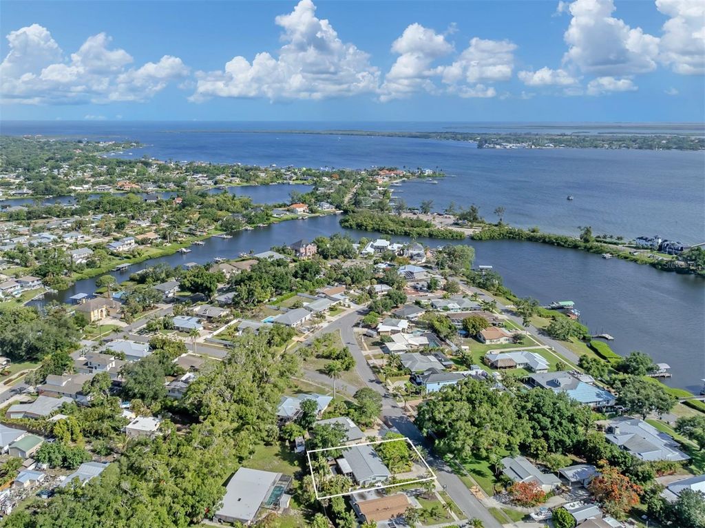 Image 32 of property listing at 632 PARK DRIVE, Bradenton, FL 34209