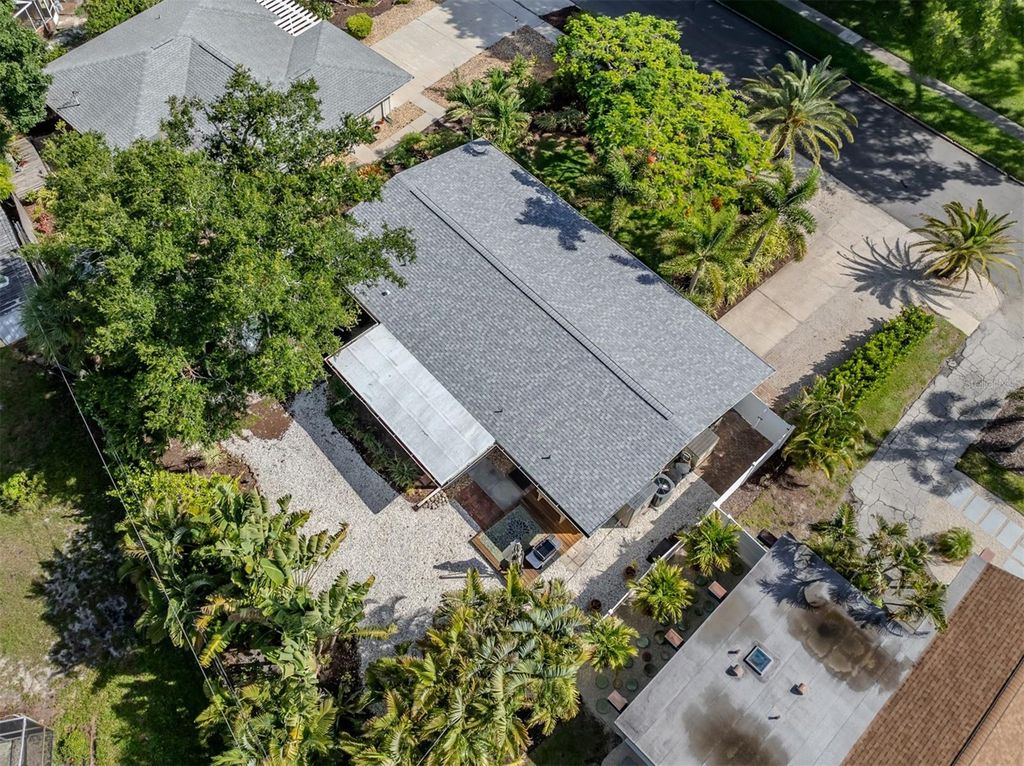 Image 5 of property listing at 632 PARK DRIVE, Bradenton, FL 34209