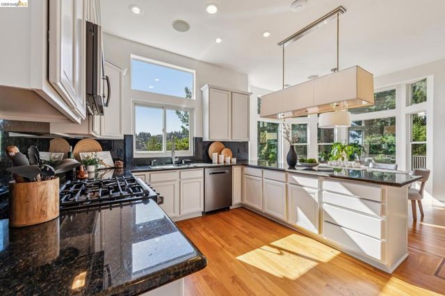 35 Bay Forest Ct, Oakland, CA 94611