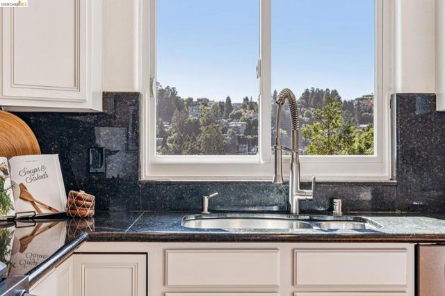 35 Bay Forest Ct, Oakland, CA 94611