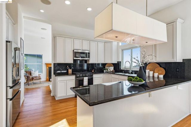 35 Bay Forest Ct, Oakland, CA 94611