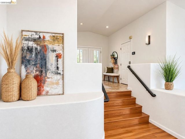 35 Bay Forest Ct, Oakland, CA 94611