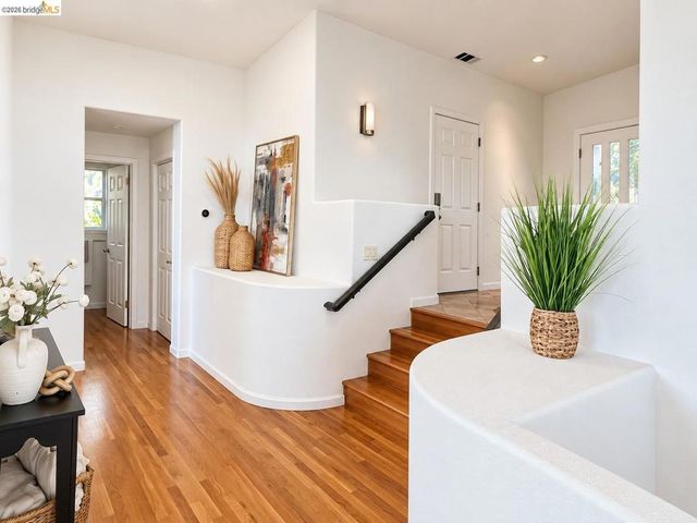 35 Bay Forest Ct, Oakland, CA 94611