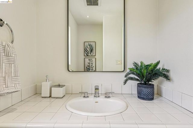 35 Bay Forest Ct, Oakland, CA 94611