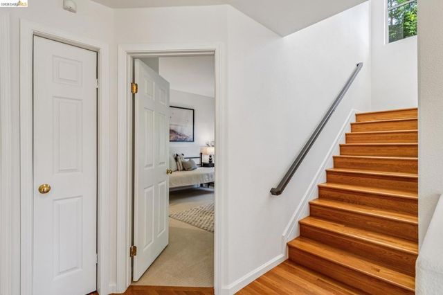 35 Bay Forest Ct, Oakland, CA 94611