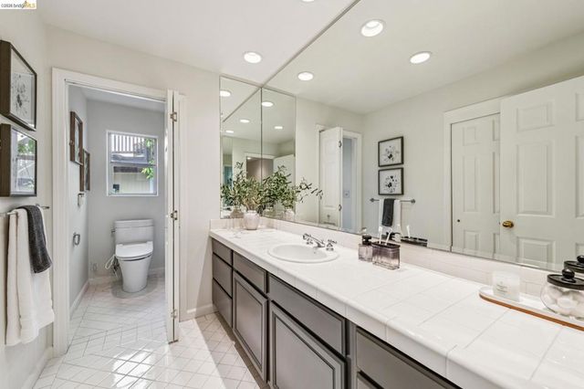 35 Bay Forest Ct, Oakland, CA 94611