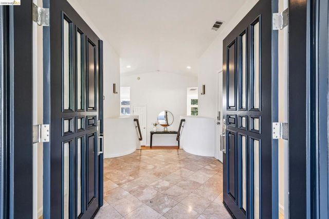 35 Bay Forest Ct, Oakland, CA 94611