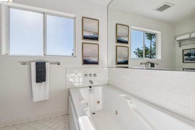 35 Bay Forest Ct, Oakland, CA 94611