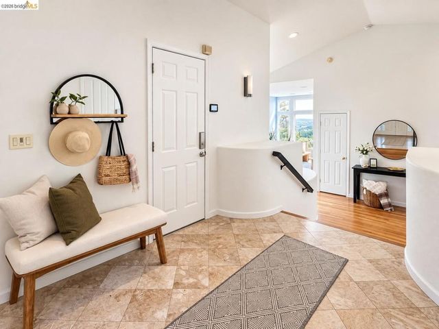 35 Bay Forest Ct, Oakland, CA 94611