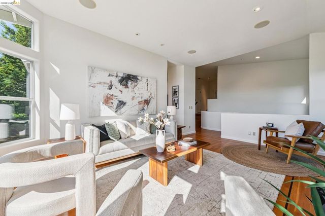 35 Bay Forest Ct, Oakland, CA 94611