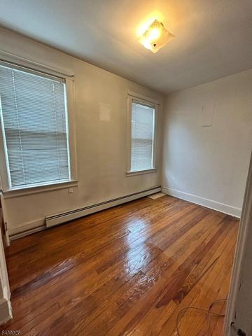 232 Franklin St, Elizabeth City, NJ 07206