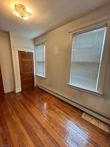 232 Franklin St, Elizabeth City, NJ 07206
