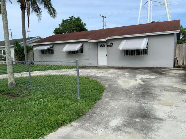 5708 DRIFTWOOD Street, Mangonia Park, FL 33407