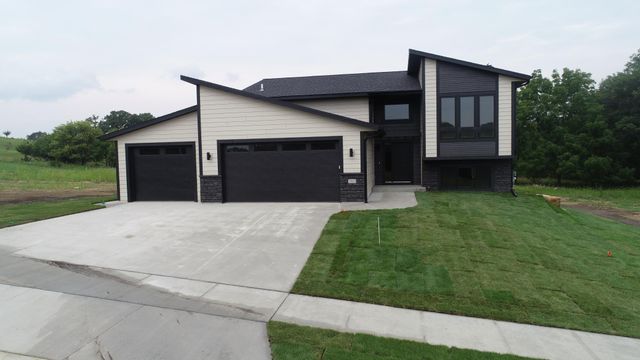 3503 Stonehedge Drive NE, Rochester, MN 55906