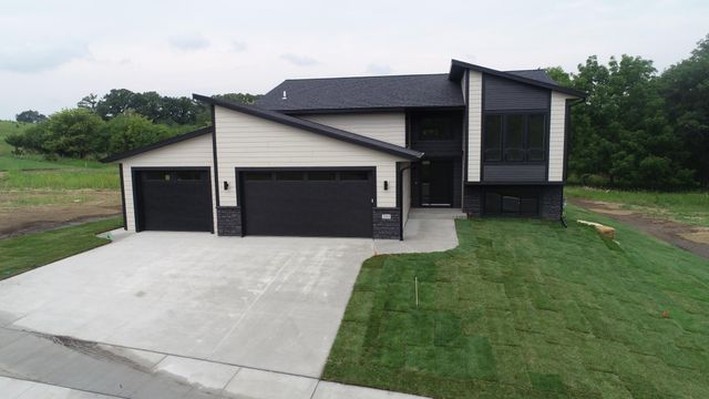 3503 Stonehedge Drive NE, Rochester, MN 55906