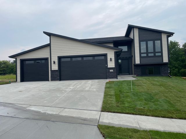 3503 Stonehedge Drive NE, Rochester, MN 55906