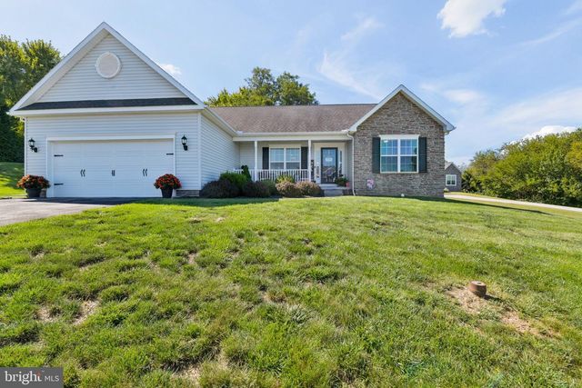 61 HUNTMASTER DR, Hanover, PA 17331
