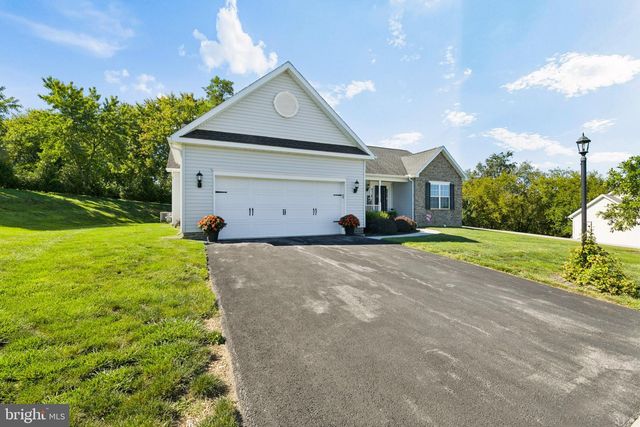 61 HUNTMASTER DR, Hanover, PA 17331