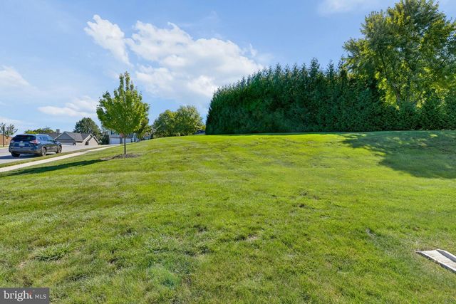 61 HUNTMASTER DR, Hanover, PA 17331