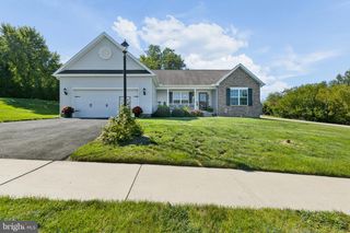 61 HUNTMASTER DR, Hanover, PA 17331