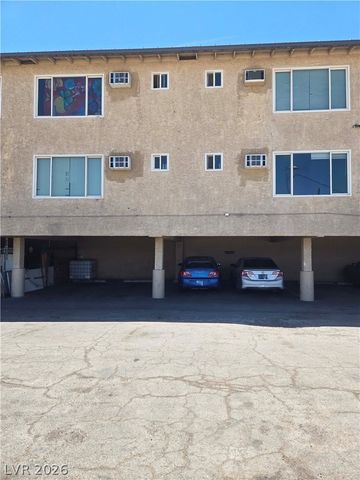 305 North 10th Street 33, Las Vegas, NV 89101