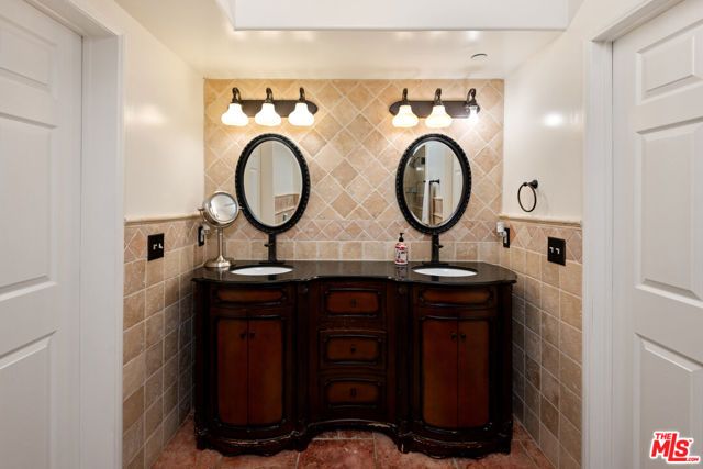 6420 Quebec Drive, Los Angeles, CA 90068