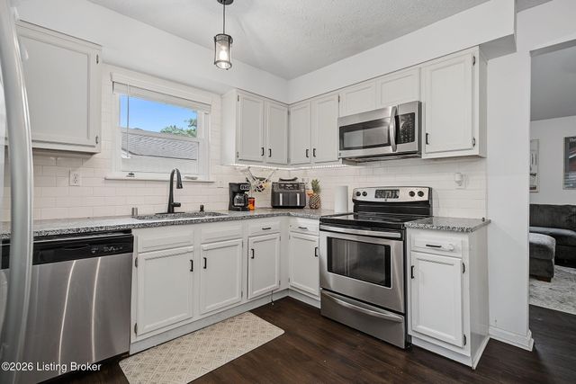 7010 Bartlett Rd, Louisville, KY 40218