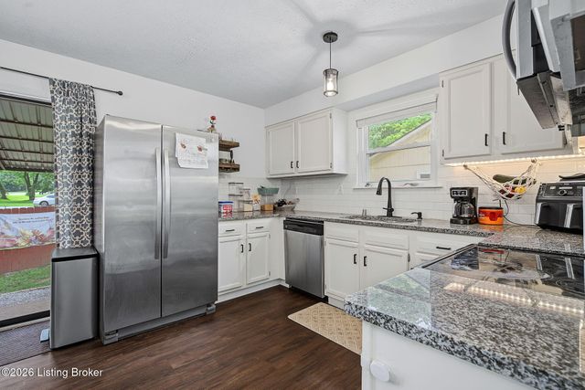7010 Bartlett Rd, Louisville, KY 40218