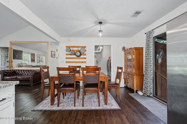 7010 Bartlett Rd, Louisville, KY 40218