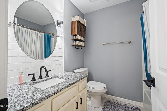 7010 Bartlett Rd, Louisville, KY 40218