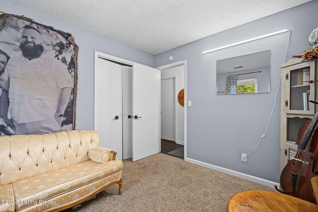 7010 Bartlett Rd, Louisville, KY 40218