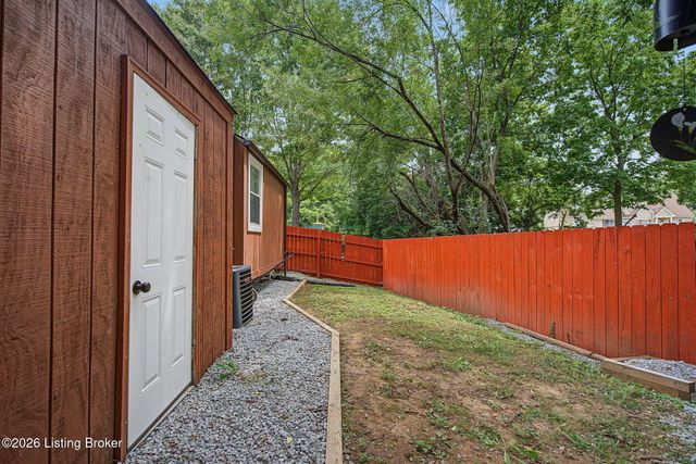 7010 Bartlett Rd, Louisville, KY 40218