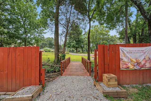 7010 Bartlett Rd, Louisville, KY 40218