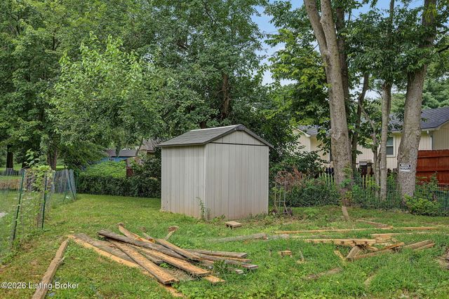 7010 Bartlett Rd, Louisville, KY 40218