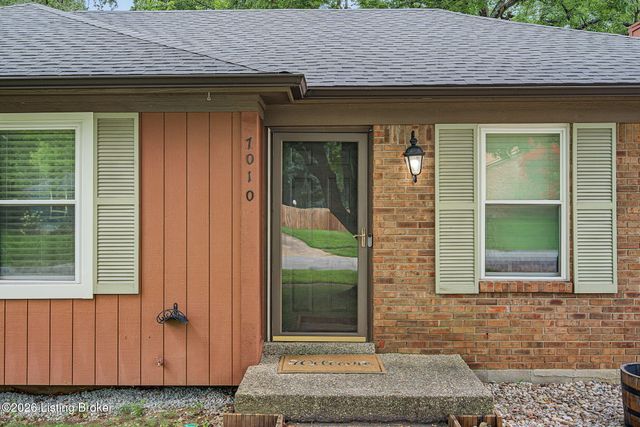 7010 Bartlett Rd, Louisville, KY 40218