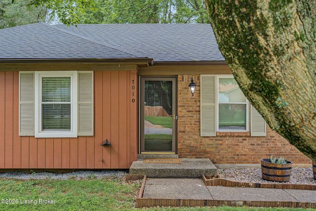 7010 Bartlett Rd, Louisville, KY 40218