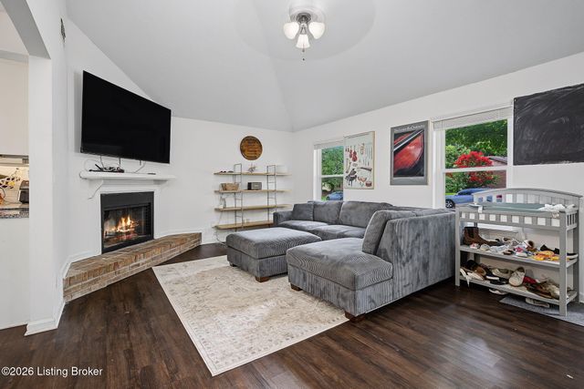 7010 Bartlett Rd, Louisville, KY 40218