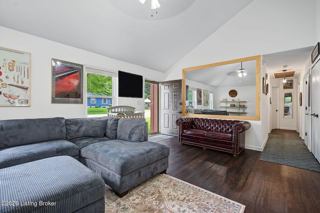 7010 Bartlett Rd, Louisville, KY 40218
