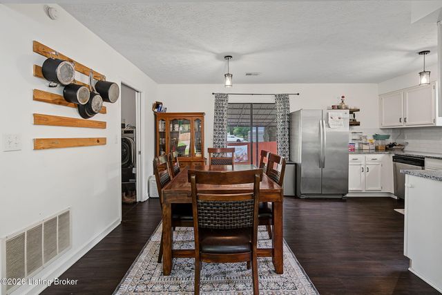 7010 Bartlett Rd, Louisville, KY 40218