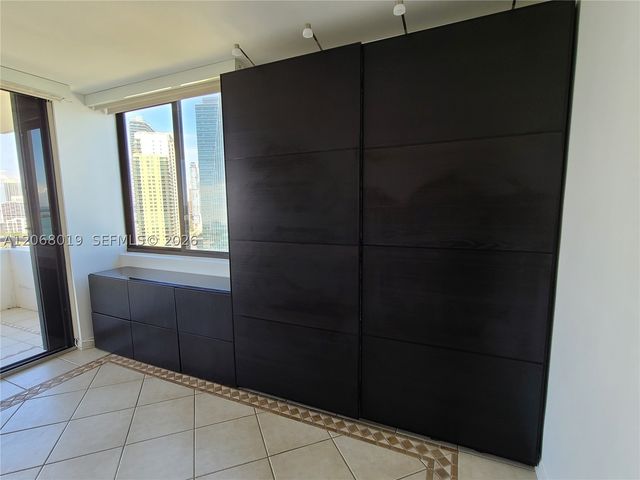 1581 Brickell Ave 2- Prking 1907, Miami, FL 33129