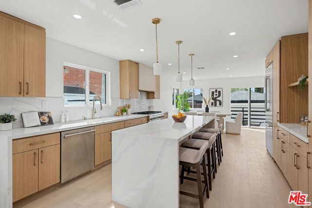 2831 Overland Avenue, Los Angeles, CA 90064