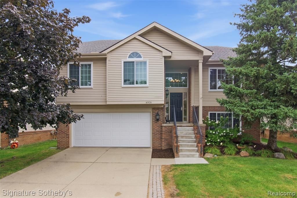 4905 Carrington Drive, Rochester, MI 48306