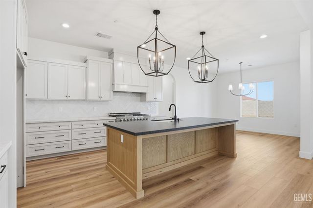 16612 Pinecrest Court, Bakersfield, CA 93314