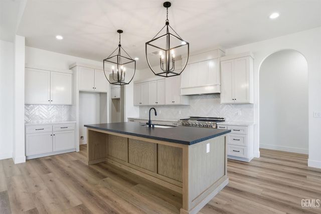 16612 Pinecrest Court, Bakersfield, CA 93314